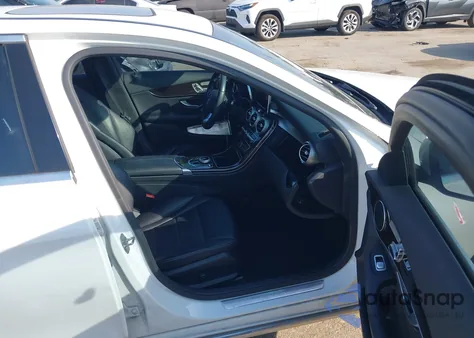 2018 Mercedes-Benz C 300 z USA, uszkodzony, nr VIN 55SWF4JB8JU259952